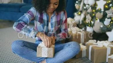 <strong>家中</strong>圣诞树旁漂亮的混血女孩包装盒