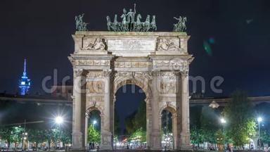 和平拱门在散普隆广场延时在夜间。 它是新古典的凯旋门