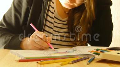 年轻的女人拿着铅笔在家画画。 为成人和儿童着色。 为了<strong>缓解压力</strong>。 成人着色书