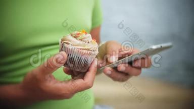 一个男人在街上吃蛋糕，一个巧克力和奶油蛋糕，甜点，一天，咀嚼和吃一个年轻的帅哥。
