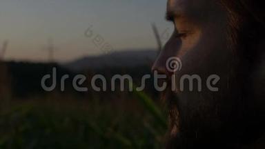 日落/日出时留着胡须的英俊男子的轮廓景观。