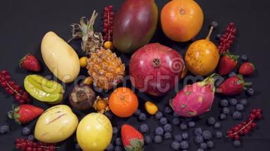 不同种类的水果分布在黑色背景的桌子上