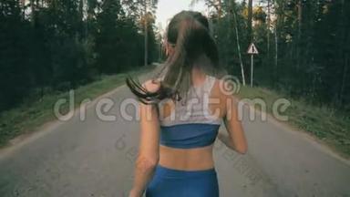 运动的女人在公园里慢跑。 在行动中合上<strong>跑鞋</strong>和腿。 史黛西卡姆。