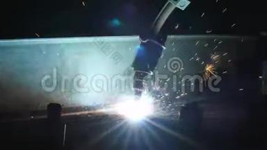 车间焊接机器人手臂熔化金属工艺的时间推移。 重工业中的高精度现代工具。 自动自动自动