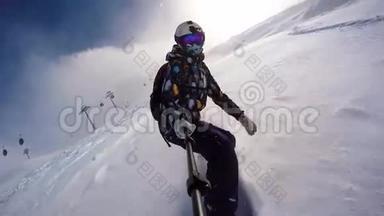在阿尔卑斯山穿着粉末的滑雪女孩戴着头盔