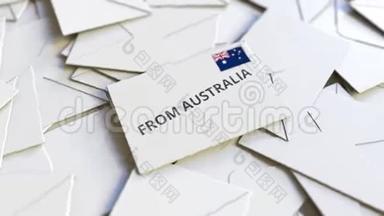 信封与澳大利亚文本在一堆其他信封。 国际邮件相关概念三维动画