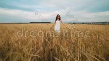 幸福、自然、<strong>暑假</strong>、<strong>假期</strong>和人的概念-穿着白色连衣裙的年轻女子沿着麦田漫步