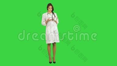 漂亮的女医生在绿色屏幕上为相机<strong>描述</strong>和广告药丸，Chroma键