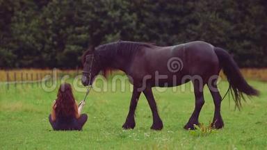 年轻女子骑着马坐在草地上