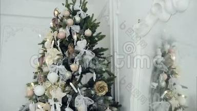 装饰精美的圣诞树，圣诞树下面有礼物和蜡烛
