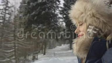 年轻女子在冬天的山林中欣赏<strong>风景</strong>。 拍摄于红色史<strong>诗</strong>。