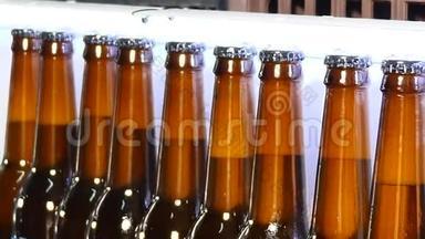 啤酒生产厂。准备包装的满瓶生产线。啤酒装瓶工业生产线。啤酒瓶