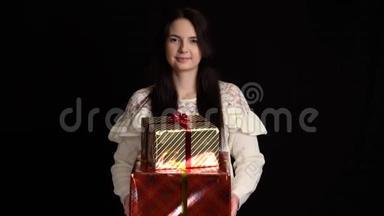 带黑背景礼盒的年轻女人。 圣诞快乐，带白色丝带的礼品盒