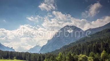 山区时间流逝：意大利阿尔卑斯山的夏天。
