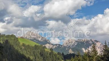 山区时间流逝：意大利阿尔卑斯山的夏天。