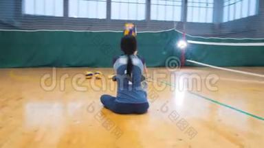 残疾人运动。 两个年轻<strong>女人坐在地板上</strong>玩球