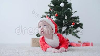 可爱的宝宝穿着圣诞老人的服装，看着