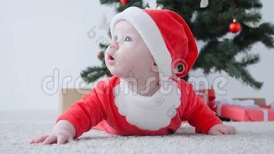 可爱的<strong>宝宝</strong>穿着圣诞老人的服装，<strong>看</strong>着