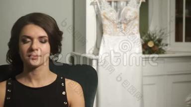 在<strong>婚礼</strong>当天准备一位美丽的新娘。 <strong>化妆师</strong>把莱茵石贴在睫毛女孩身上。 大日子。