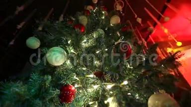 餐厅的圣诞迪斯科舞厅，迪斯科舞厅背景上的圣诞树，人们的舞蹈剪影，灯光