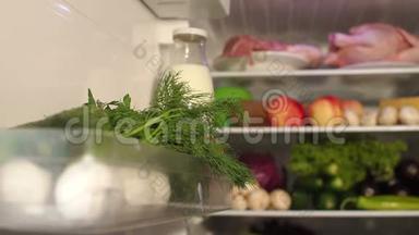 一个带有食物的开放式冰箱门，特写。