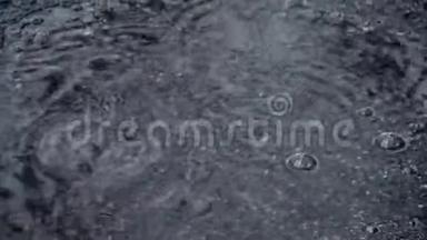 雨中路面上的水坑.. 水滴掉进水里，<strong>发散</strong>圆圈。 波的干扰.. 四月的雨。 第一次