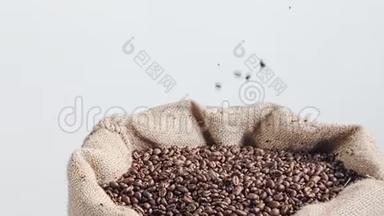 咖啡豆缓慢地落入麻袋中