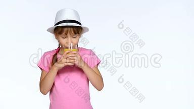 小女孩喝橙汁