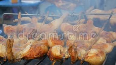 <strong>全鸡</strong>胴体烤架串在木棒上烤在烤架上。 泰国街头食品