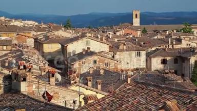 古比奥，意大利最美丽的小镇之一。 从上广场俯瞰村庄