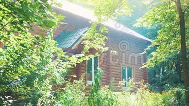 森林里的木屋。 绿树中间的房子.. 一个安静的地方，在大自然的怀抱中放松