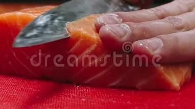 厨师从三文鱼片中取出骨头，切鱼片上的鱼，以4k分辨率慢动作烹饪寿司