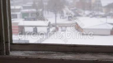 冬天下雪。 旧木窗外的景色