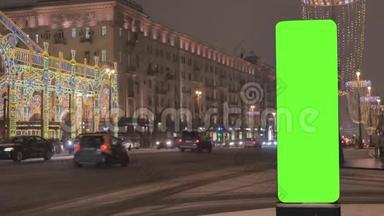一个大<strong>广告牌</strong>，<strong>街道</strong>上有一个绿色的屏幕，为节日装饰。
