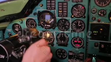 飞行模拟器中的方向盘和仪表板