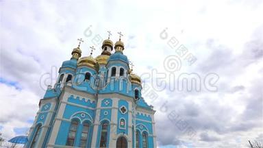 东正教<strong>寺庙</strong>，<strong>寺庙</strong>上方的云彩，金色的圆顶，时间流逝，外观，从下面看，蓝色的<strong>寺庙</strong>，蓝色的教堂