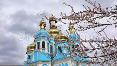 东正教<strong>寺庙</strong>，<strong>寺庙</strong>上方的云彩，金色的圆顶，时间推移，外部，从下面的视图，通过视图。