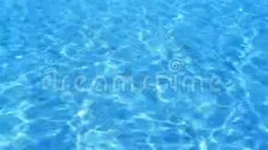 清爽的蓝色泳池水.