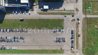 航空测量工厂附近的停车场，周围是绿色草坪。 开车去停车场寻找