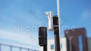 视频监控和运动传感器系统位于围栏特写的角落。 现代设备
