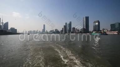 上海外滩从渡船、摩天大楼和蓝天背景的地标上观看，货船在黄浦江上航行