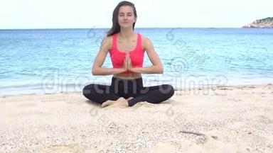日落时分，年轻女子在海滩上练习瑜伽。 锻炼冷静与<strong>和谐</strong>.. 沉思于莲姿.. <strong>健康</strong>