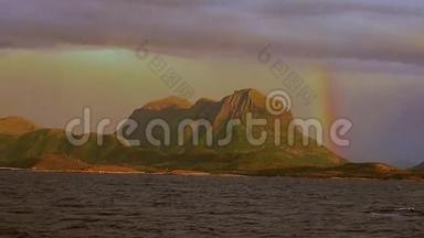 挪威迷人的日落，浓云<strong>中</strong>有彩虹。从游艇板上看