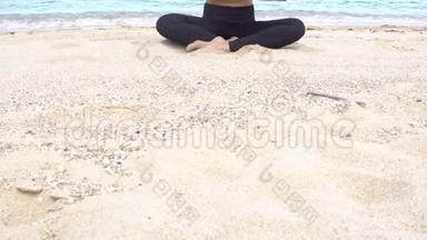 日落时分，年轻女子在海滩上练习瑜伽。 锻炼冷静与<strong>和谐</strong>.. 沉思于莲姿.. <strong>健康</strong>