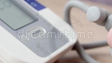 医生测量病人的血压。 4k高清<strong>电视</strong>