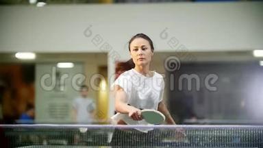 打乒乓球。打乒乓球的年轻女子