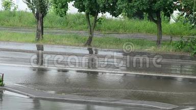三个装备齐全的<strong>骑车人</strong>在夏天下雨时骑自行车