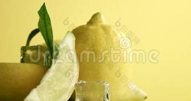 柠檬，树叶和冰块的组成.. 被水滴覆盖.. 新鲜夏季水果组