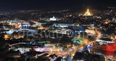 格鲁吉亚，第比利斯 夜间照明中著名地标的俯视图。 格鲁吉亚首都天际线城市景观