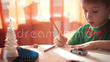 小男孩用彩色铅笔画画2